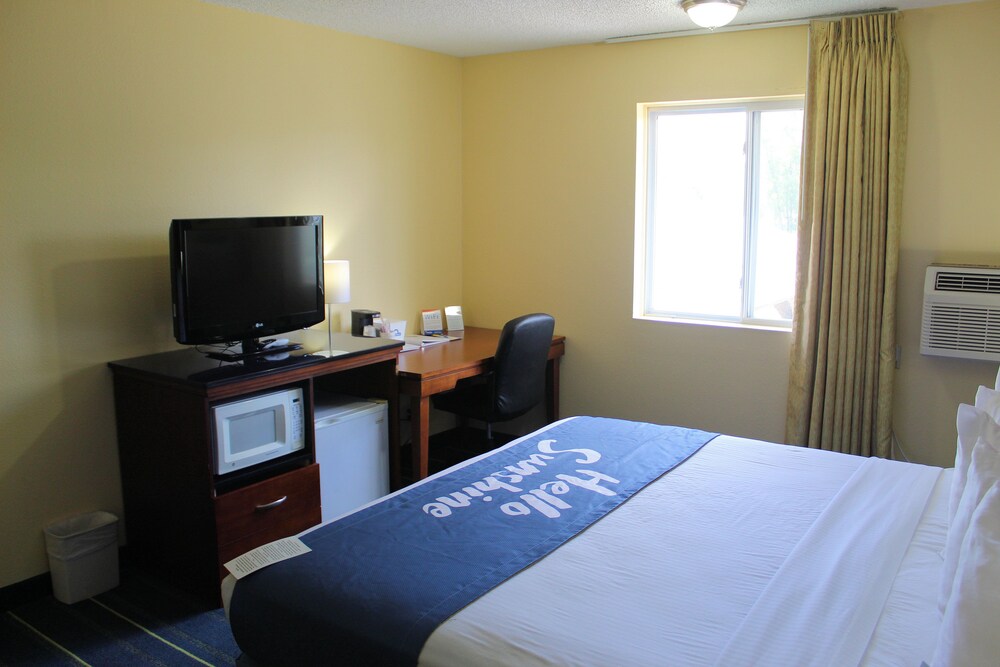 Room, Days Inn & Suites by Wyndham Gunnison