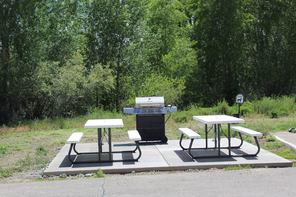 BBQ/picnic area, Days Inn & Suites by Wyndham Gunnison