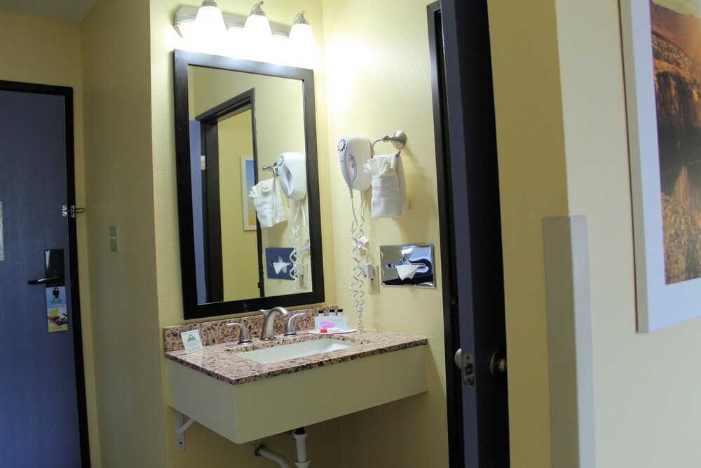 Bathroom, Days Inn & Suites by Wyndham Gunnison