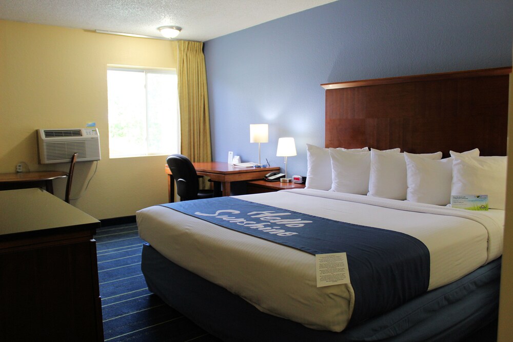 Room, Days Inn & Suites by Wyndham Gunnison