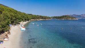 Ubicación a pie de playa, submarinismo, buceo con tubo y esquí acuático