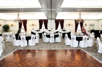 restaurants near hotel piccadilly fresno