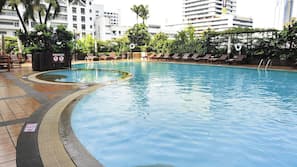 室外泳池;泳池傘、躺椅