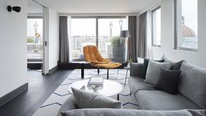 Luxe beddengoed, een minibar, een kluis op de kamer, een bureau