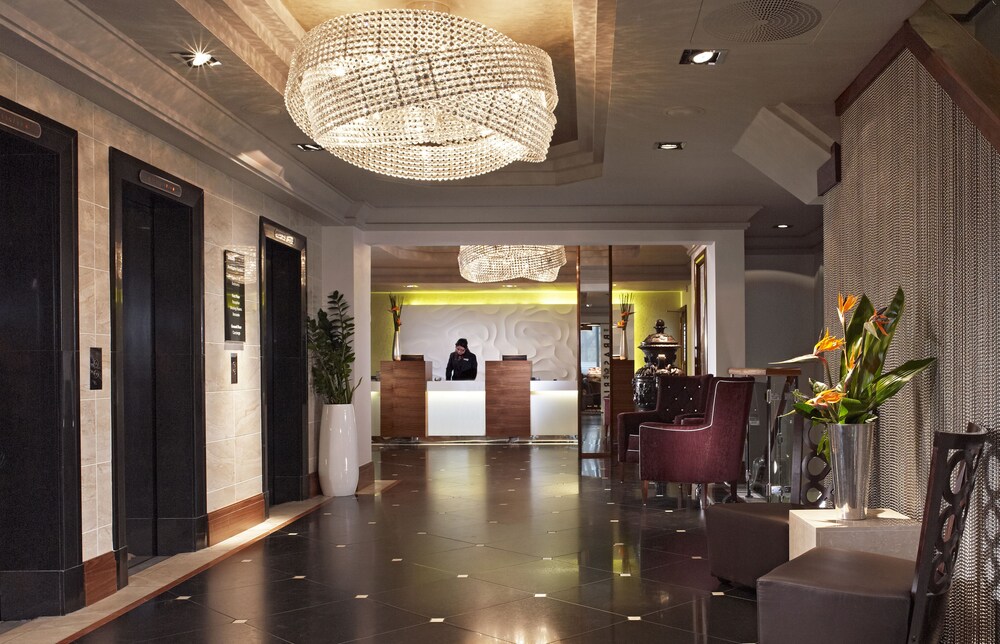Thistle Kensington Gardens London 2019 Hotel S Expedia Co Uk Thistle Kensington Gardens 4 0 Out Of 5 View From Hotel Lobby Sitting Area Lounge