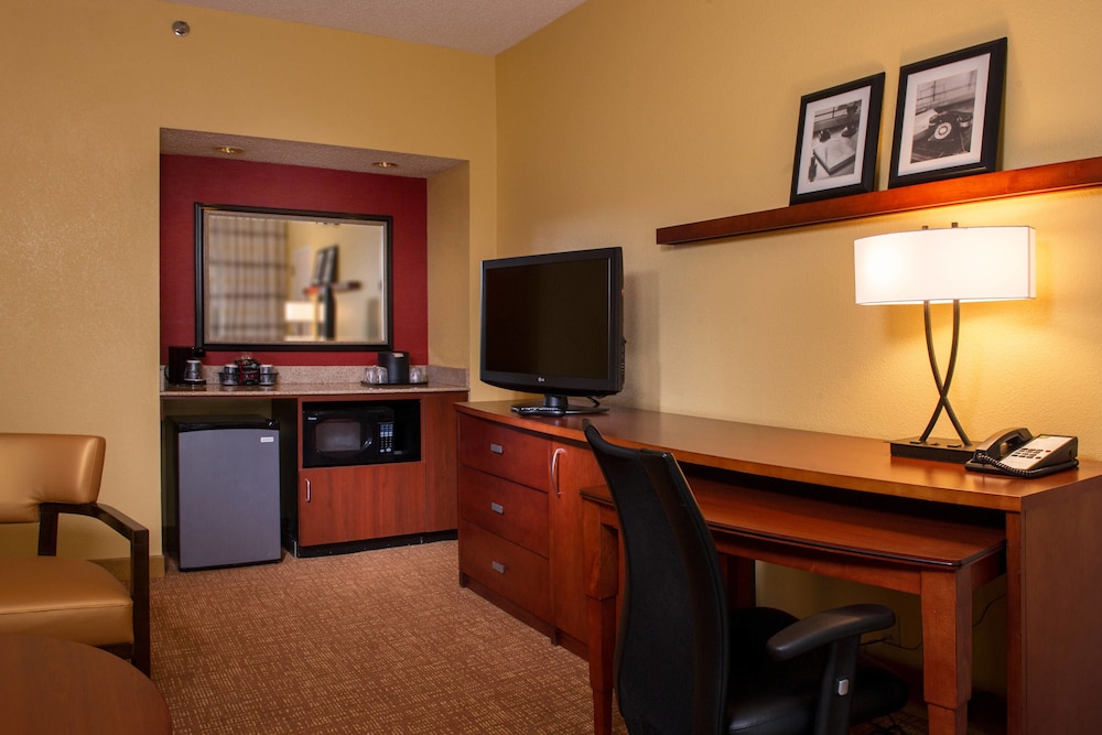 Courtyard by Marriott Richmond West
