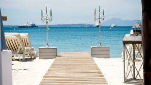 Plage privée à proximité, chaises longues, parasols, serviettes de plage