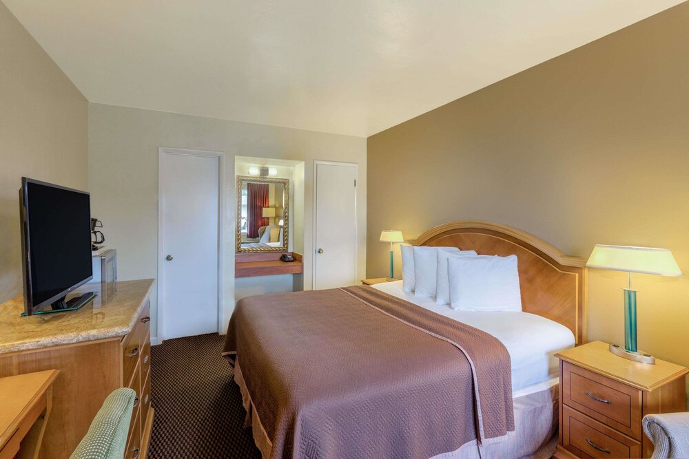 Travelodge by Wyndham Santa Rosa Wine Country