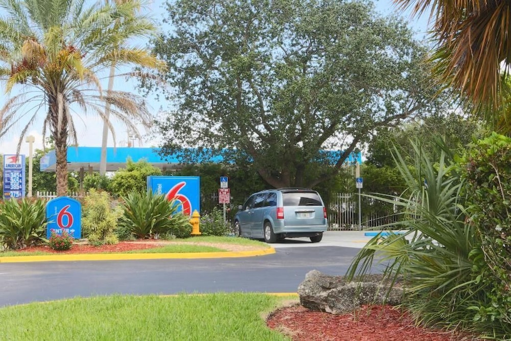 Motel 6 Cutler Bay, FL