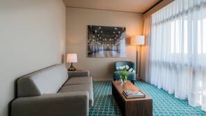 Ropa de cama hipoalergénica, minibar, caja fuerte y escritorio