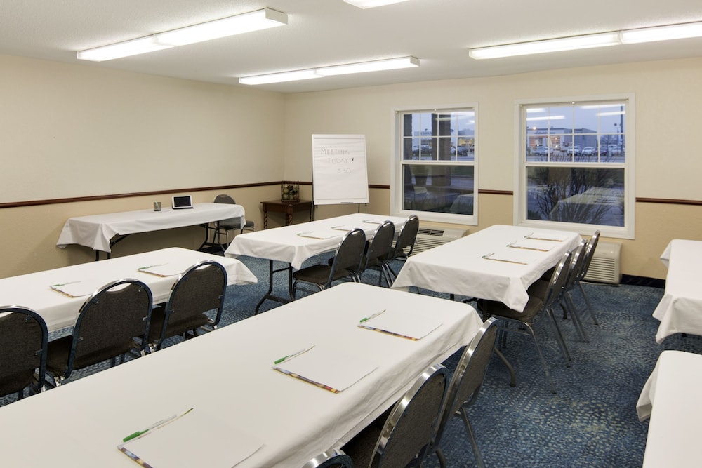 Room Deals for Redwood Lodge, Redwood Falls starting at $98 | Hotwire