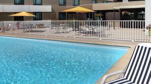 Piscine extérieure (ouverte en saison)