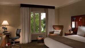 Hypo-allergenic bedding, in-room safe, desk, blackout drapes