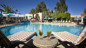 5 piscines extérieures, parasols, chaises longues