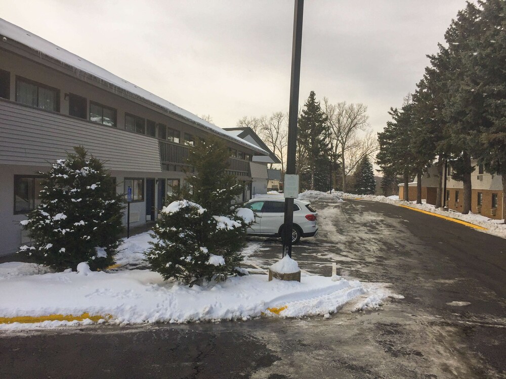 Exterior, Motel 6 Burnsville, MN