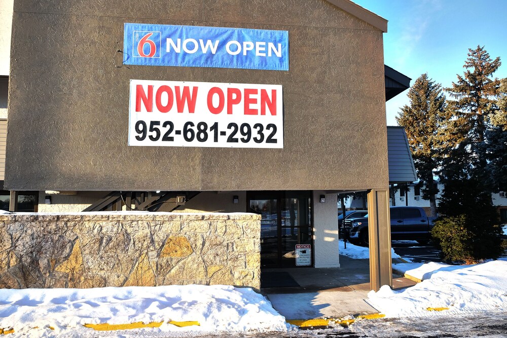 Front of property, Motel 6 Burnsville, MN