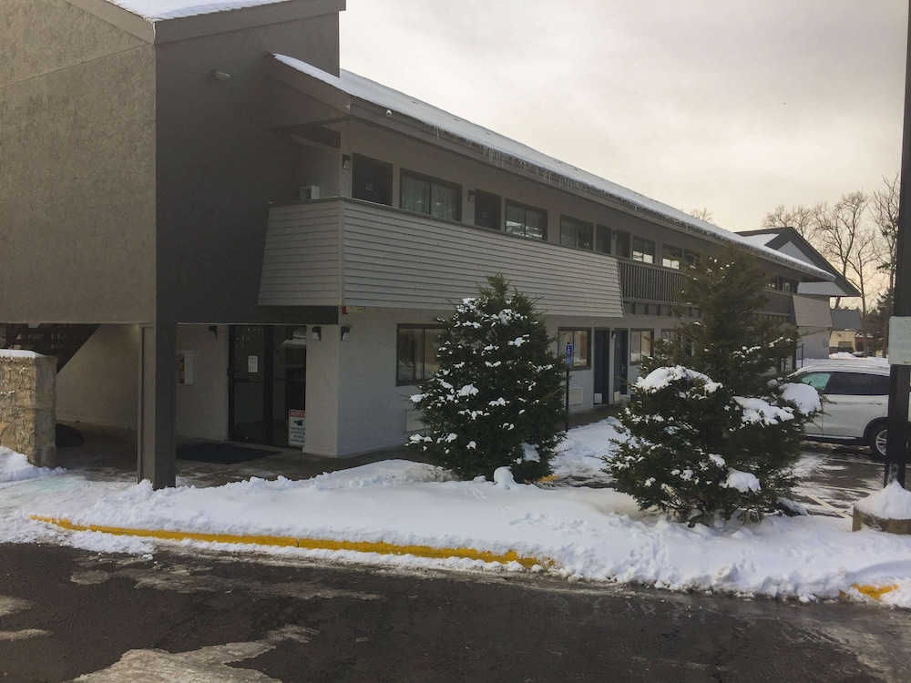 Exterior, Motel 6 Burnsville, MN