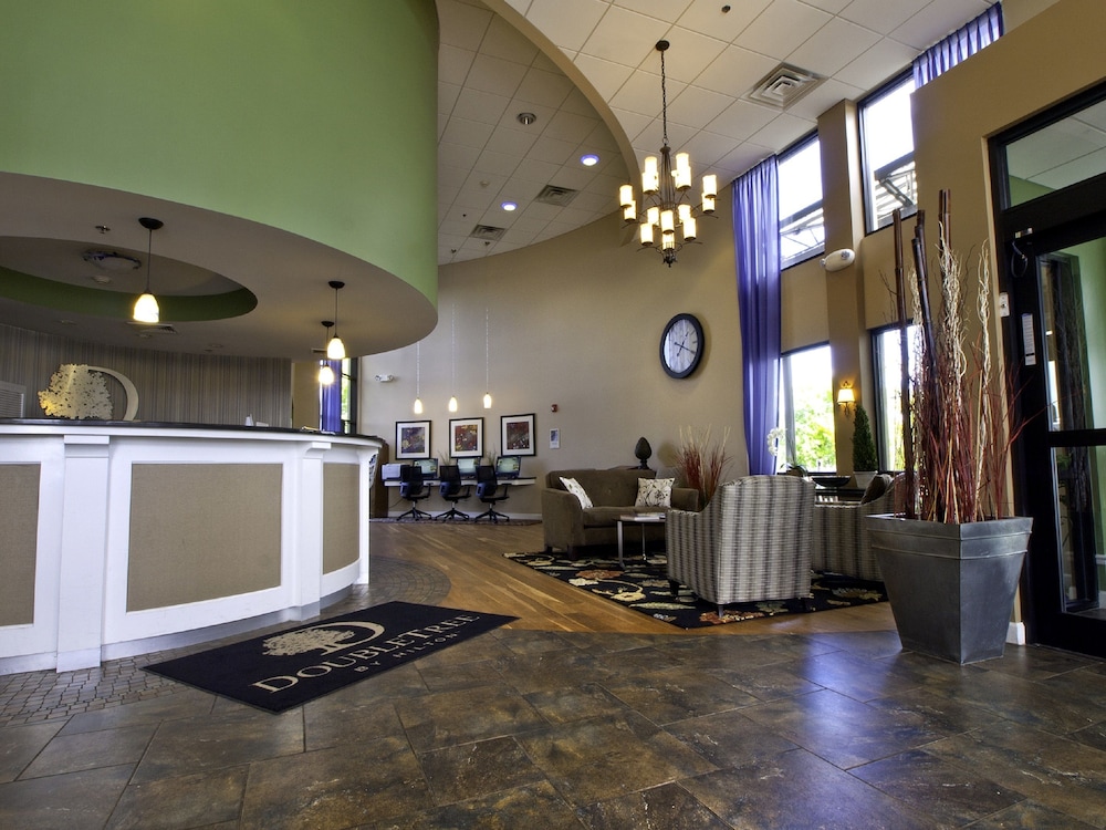 DoubleTree by Hilton Hotel Buffalo Amherst in Buffalo Best Rates