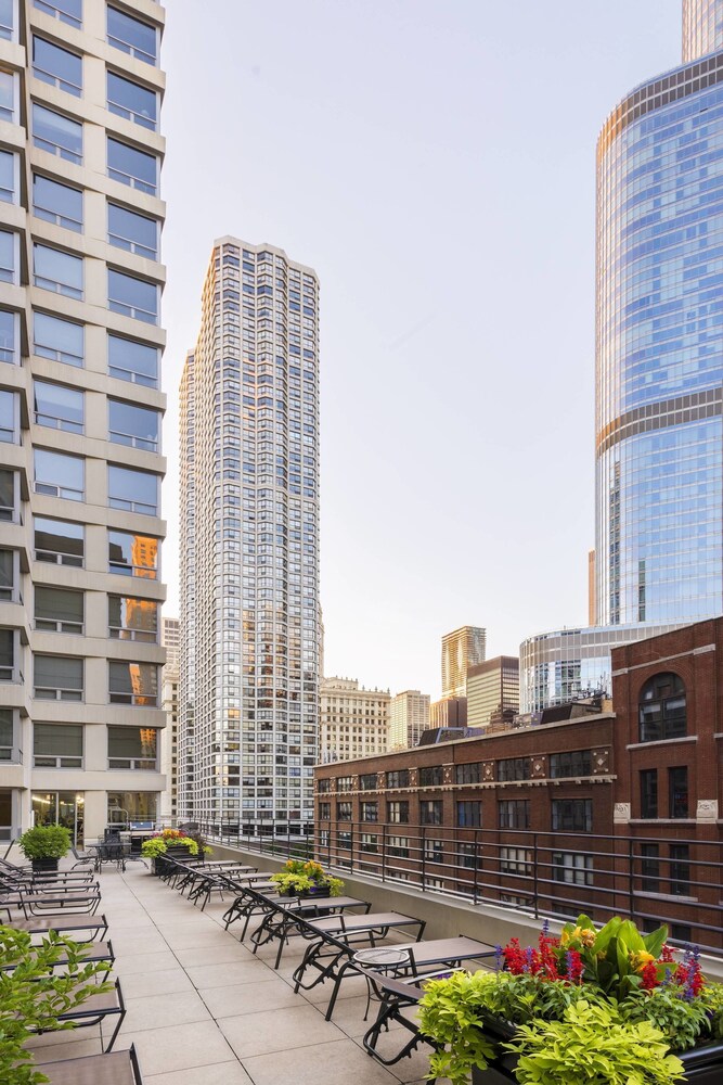 Courtyard by Marriott Chicago Downtown River North