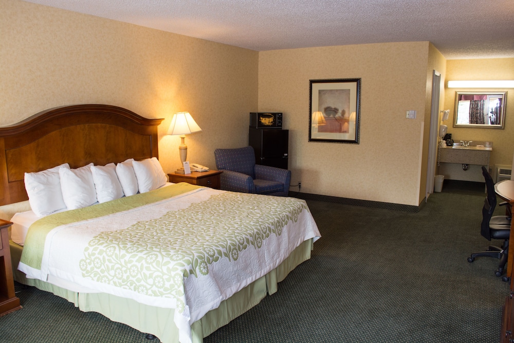 Room, Days Inn by Wyndham Klamath Falls