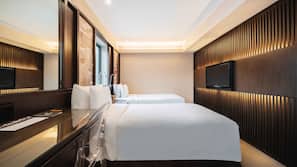Hypo-allergenic bedding, in-room safe, desk, blackout curtains