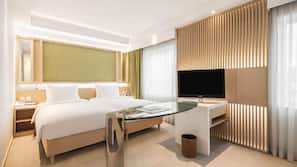 Hypo-allergenic bedding, in-room safe, desk, blackout curtains