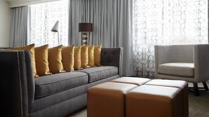 Egyptian cotton sheets, premium bedding, in-room safe, desk