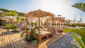 Plage privée à proximité, chaises longues, serviettes de plage
