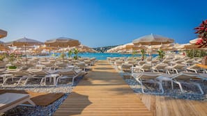 Plage privée à proximité, chaises longues, serviettes de plage