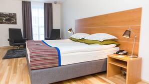 Hypo-allergenic bedding, minibar, in-room safe, blackout curtains