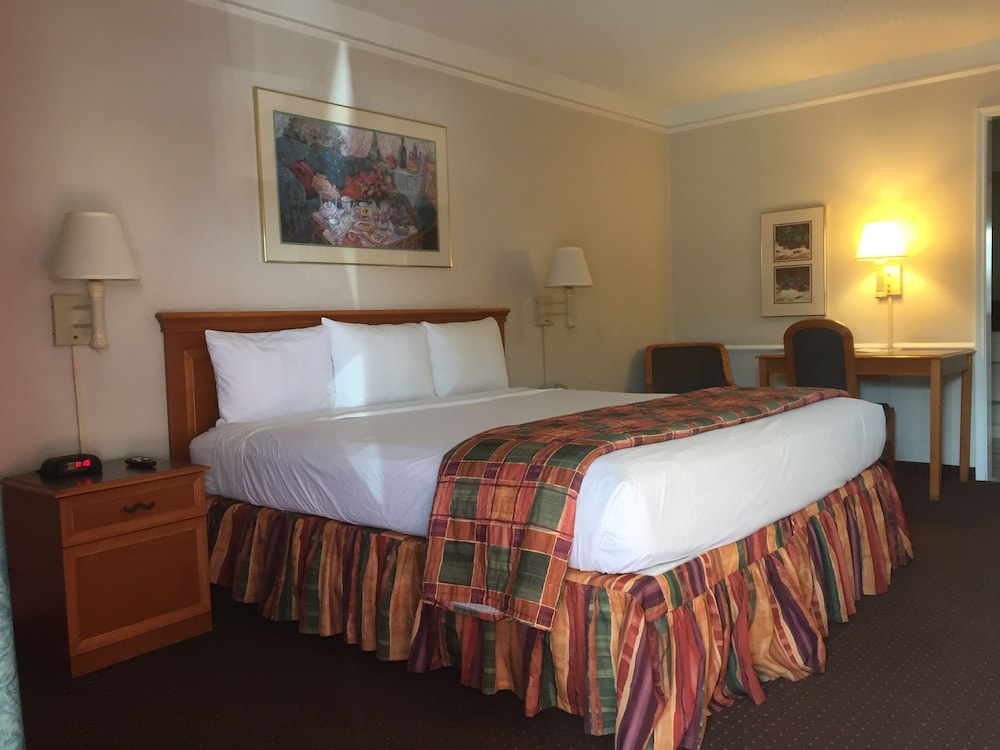 Days Inn By Wyndham Chambers Near The Petrified Forest East - 