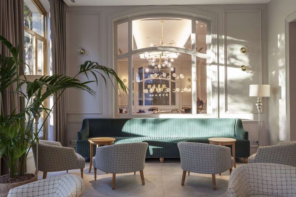 Lobby sitting area, Hotel Colón Barcelona