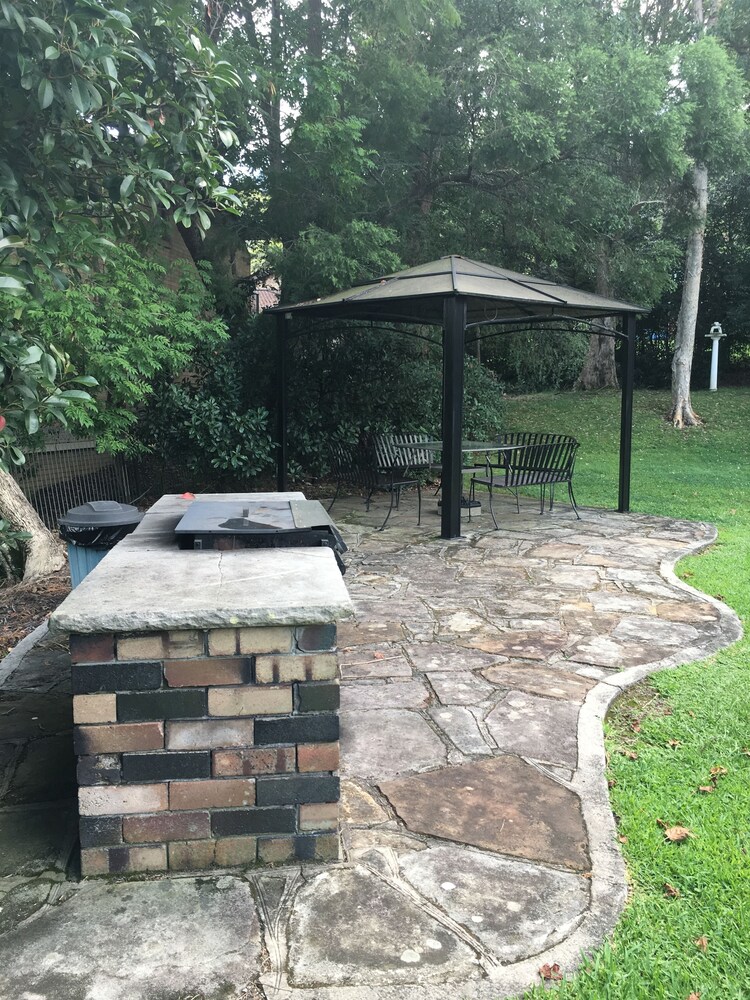 BBQ/picnic area, Waterview Gosford Motor Inn