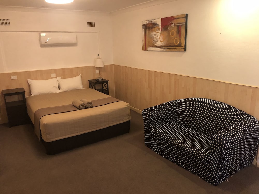 Room, Countryman Motor Inn