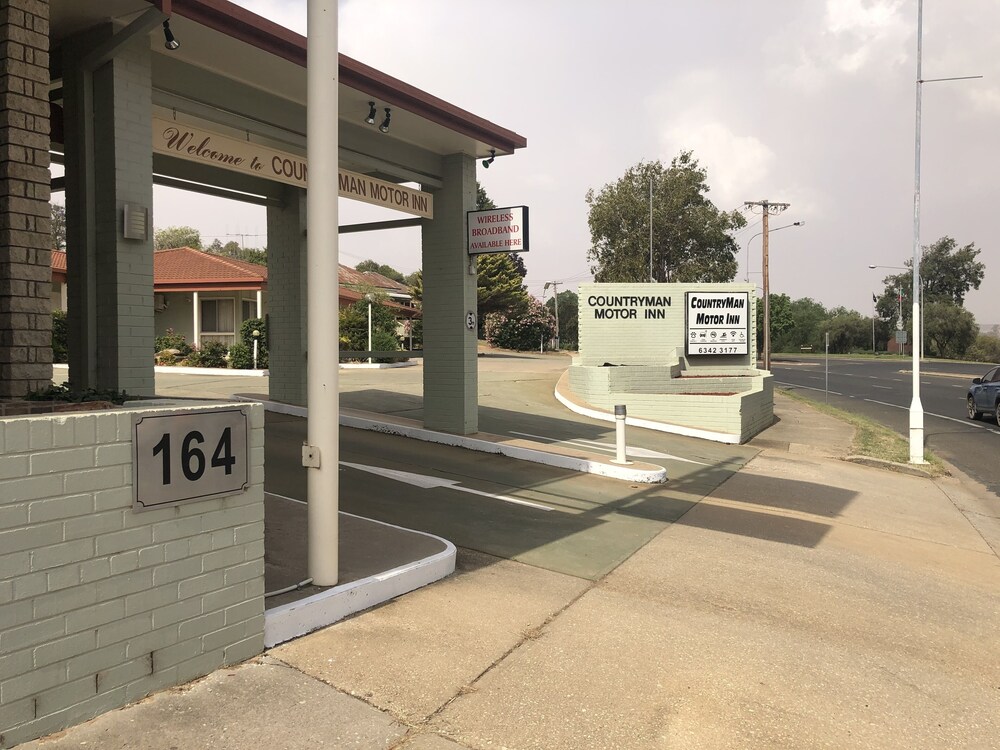 Property entrance, Countryman Motor Inn