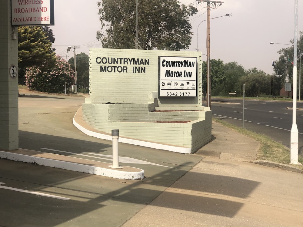 Property entrance, Countryman Motor Inn