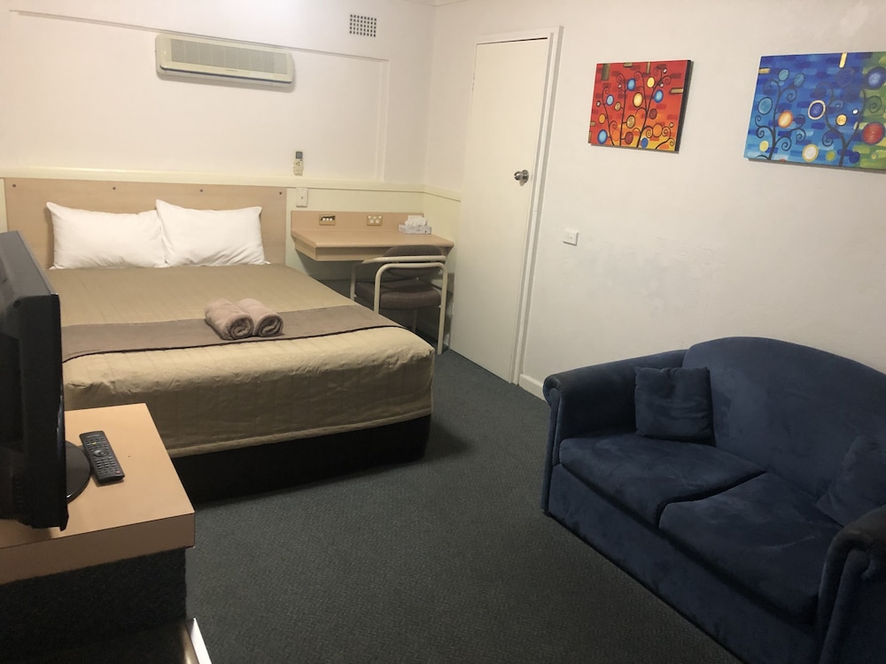 Room, Countryman Motor Inn