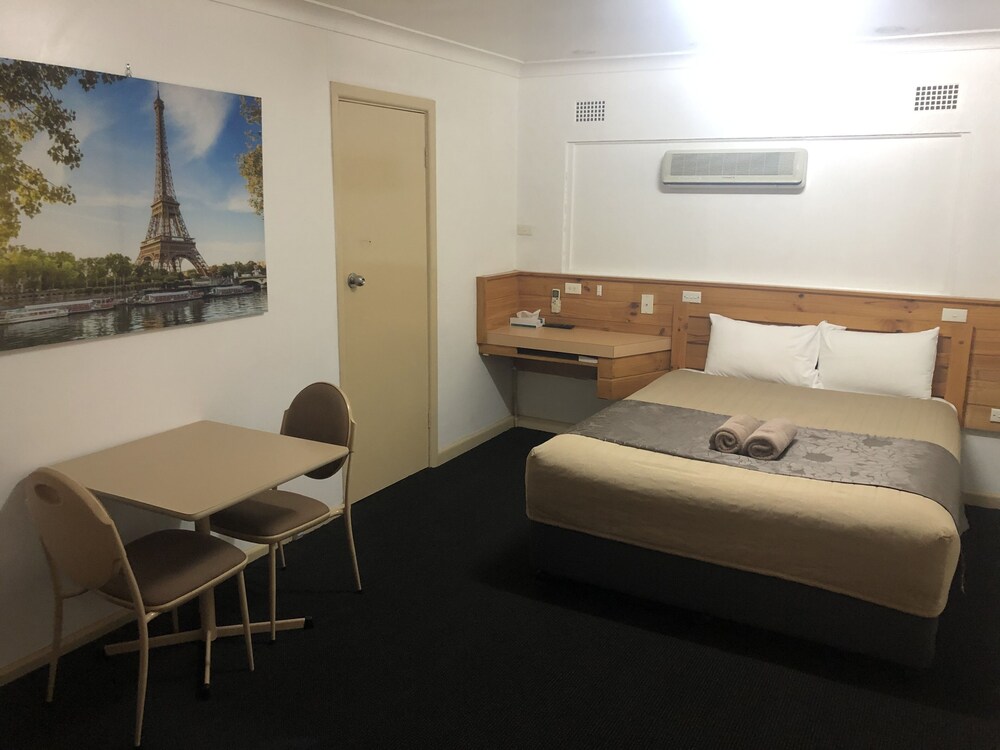 Room, Countryman Motor Inn