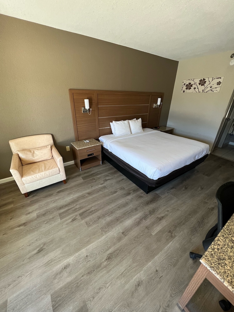 Quality Inn & Suites near Six Flags - Austell