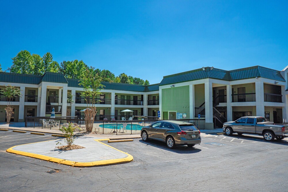 Quality Inn & Suites near Six Flags - Austell