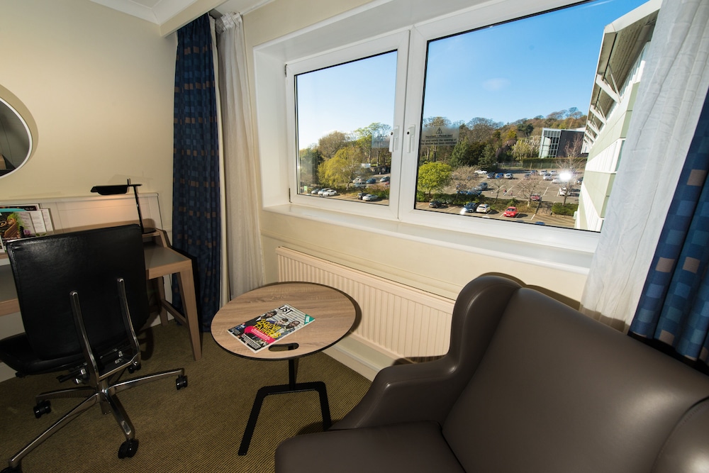 Living room, Holiday Inn Edinburgh, an IHG Hotel