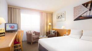 1 Schlafzimmer, Zimmersafe, Schreibtisch, Bügeleisen/Bügelbrett
