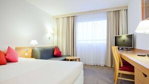 1 Schlafzimmer, Zimmersafe, Schreibtisch, Bügeleisen/Bügelbrett