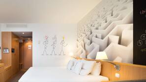 1 Schlafzimmer, Zimmersafe, Schreibtisch, Bügeleisen/Bügelbrett