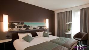 Minibar, coffre-forts dans les chambres, bureau, rideaux occultants
