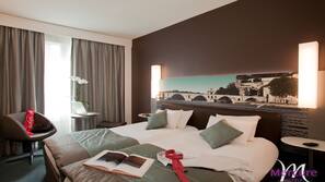 Minibar, coffre-forts dans les chambres, bureau, rideaux occultants