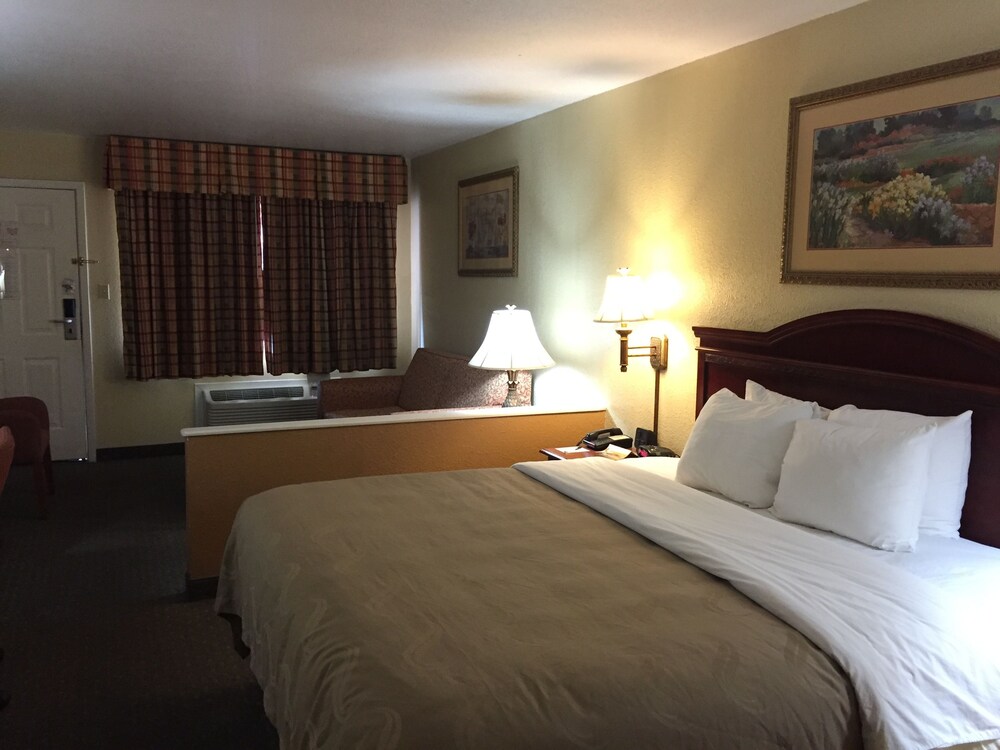 Econo Lodge Inn & Suites Eagle Pass