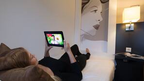 Een kluis op de kamer, een bureau, verduisterende gordijnen