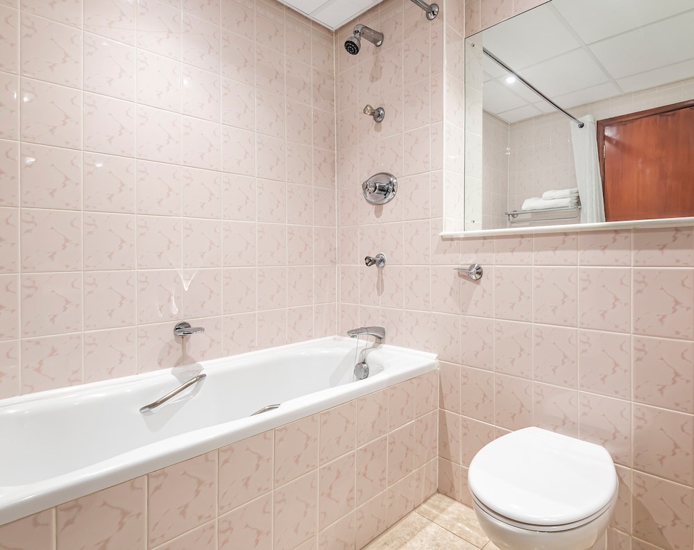 Bathroom, The Coppid Beech Hotel