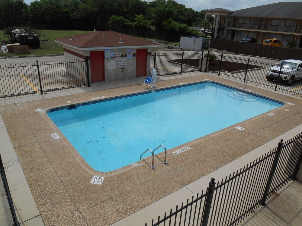 Motel 6 San Antonio, TX - South WW White Rd